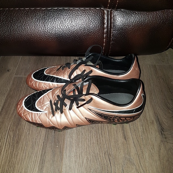 Nike outdoor soccer cleats - Picture 1 of 3